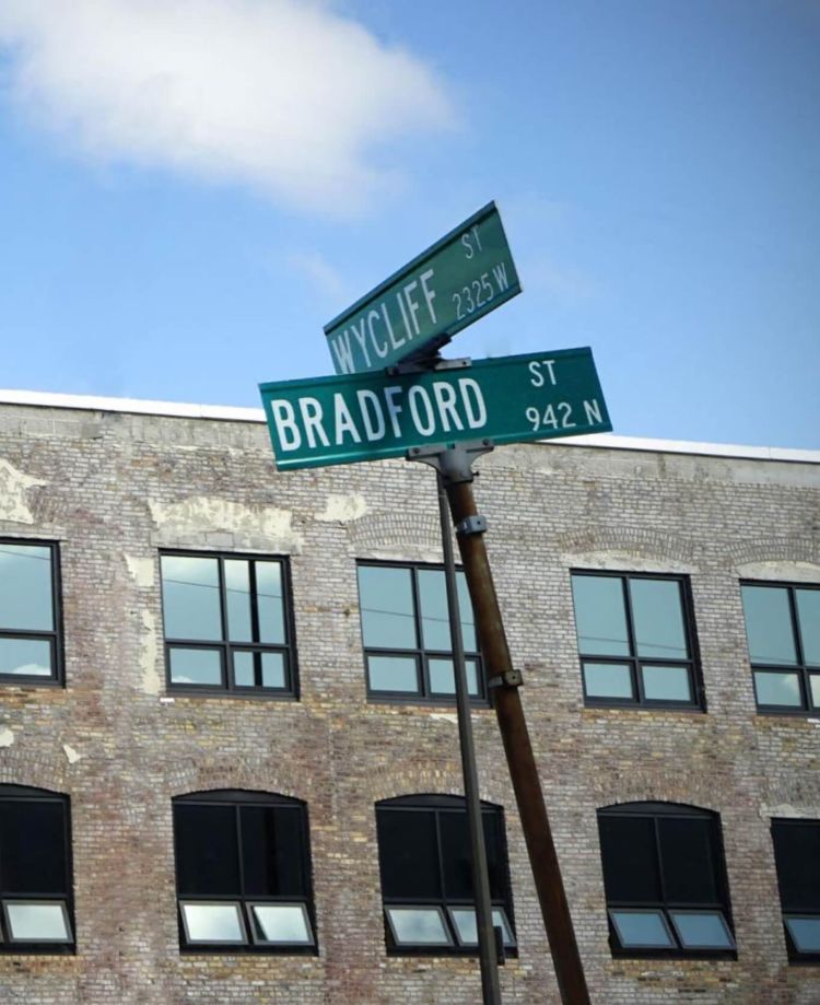 wycliff and bradford street signs